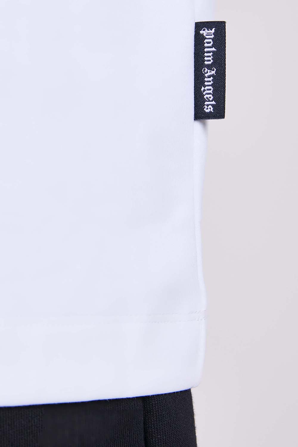 תמונת תקריב דוגמן של חולצת טי אוברסייז