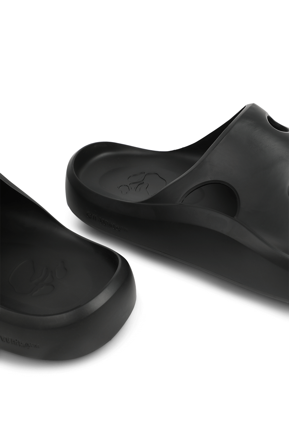 תמונת תקריב של כפכפי סליידס מטאור