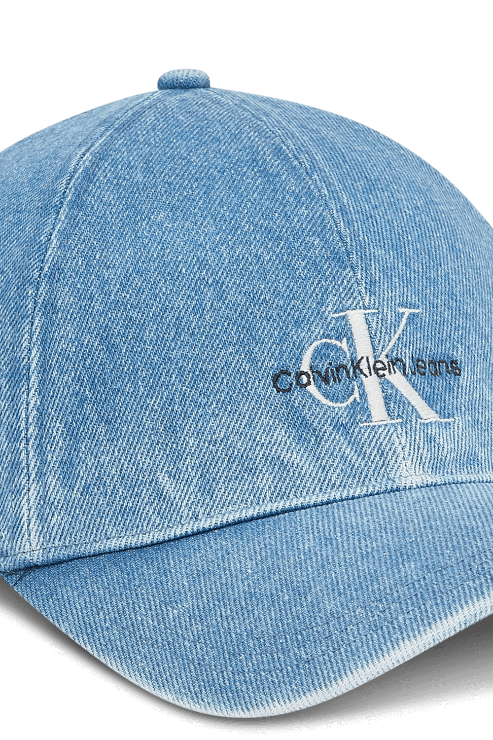 תמונת תקריב של כובע מצחייה ג'ינס