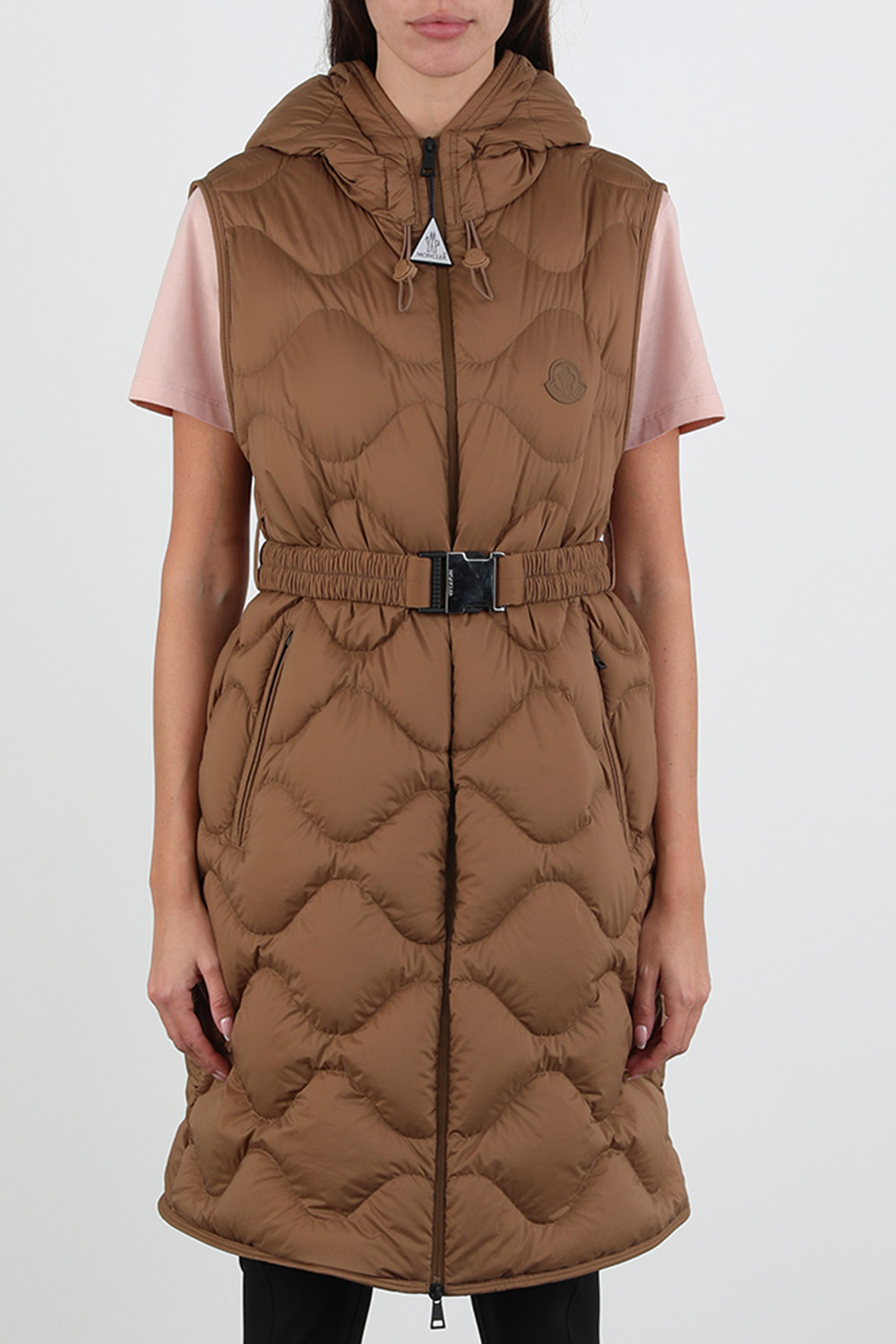 תמונת דוגמן קידמית של מעיל וסט ארוך עם חגורה בגוון חום