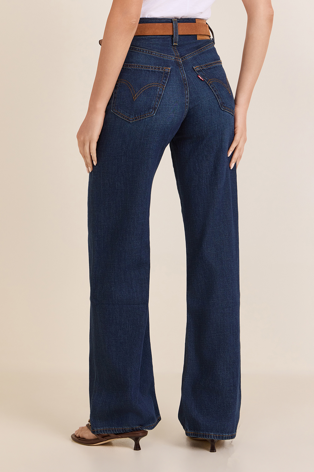 תמונת דוגמן אחורית של מכנסי ג'ינס מתרחבים