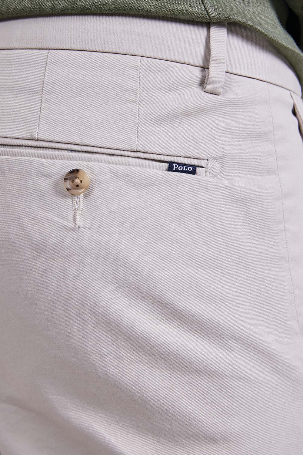 תמונת תקריב דוגמן של מכנסי צ'ינו קצרים