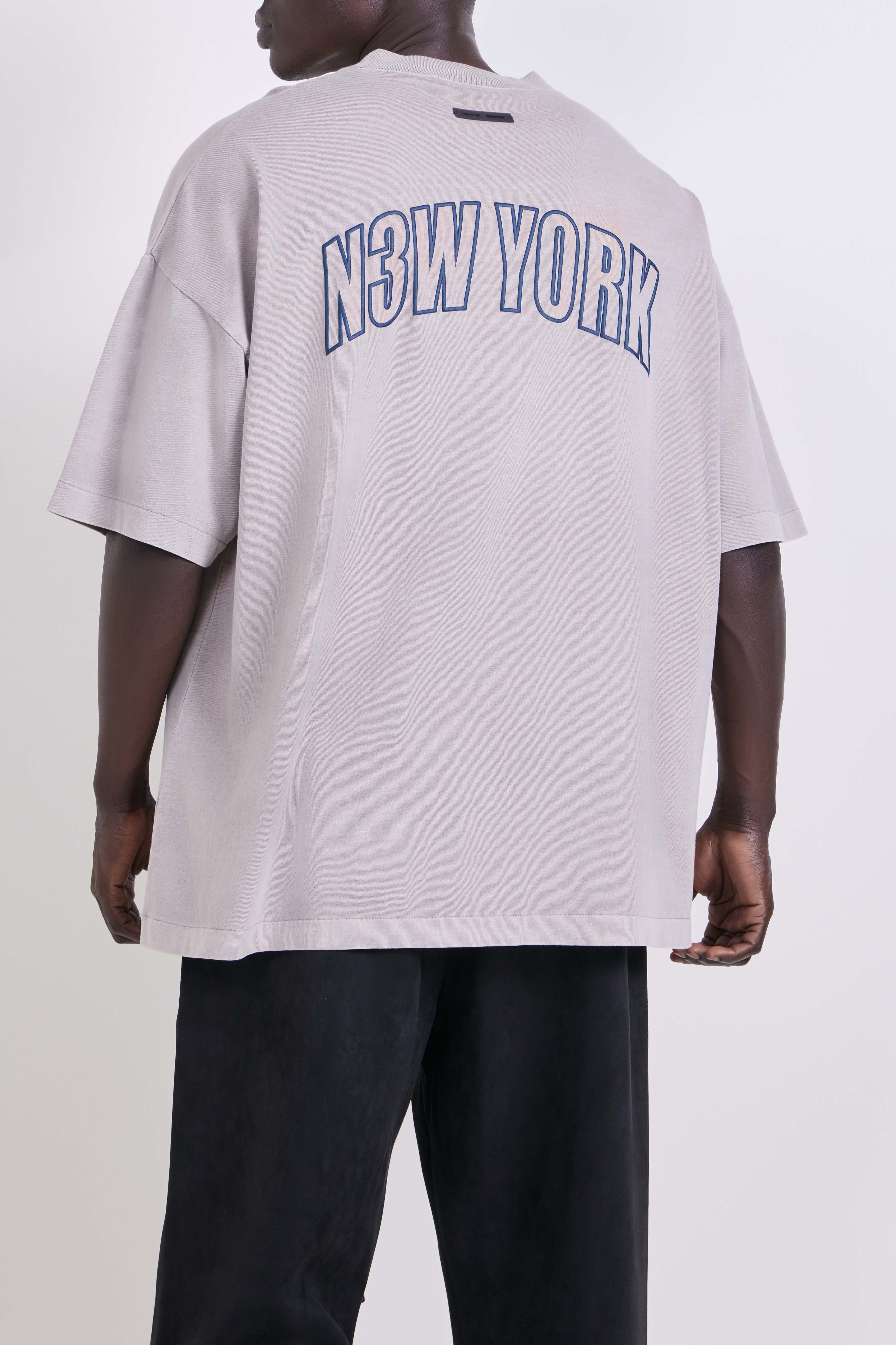 תמונת דוגמן אחורית של חולצת טי אוברסייז