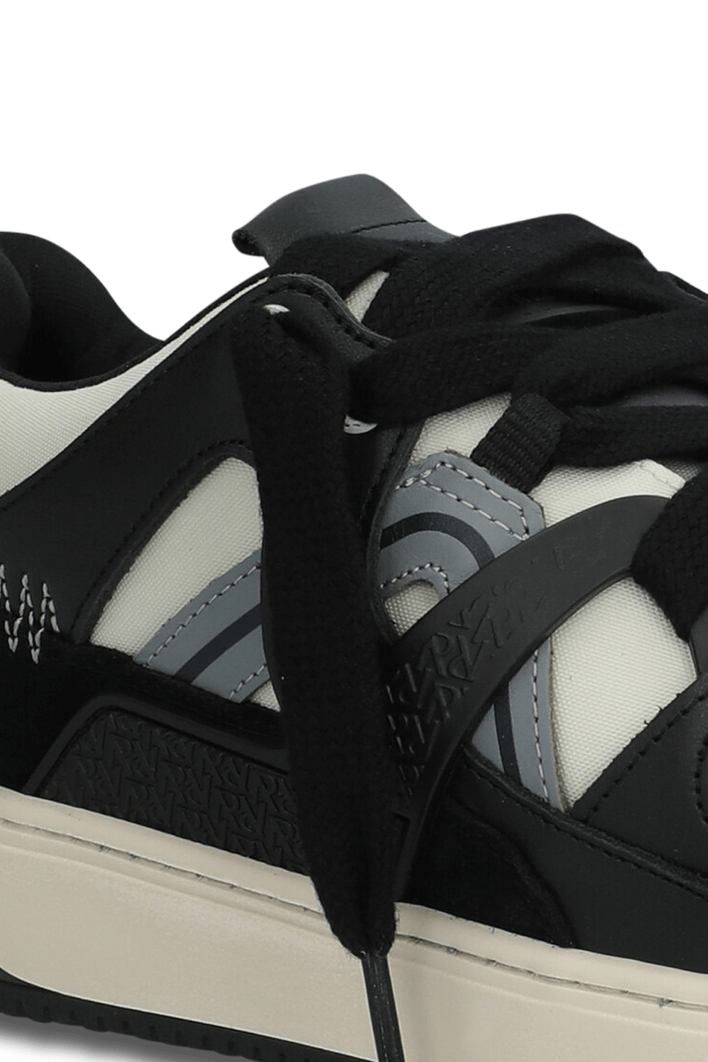 תמונת פנים של נעלי סניקרס