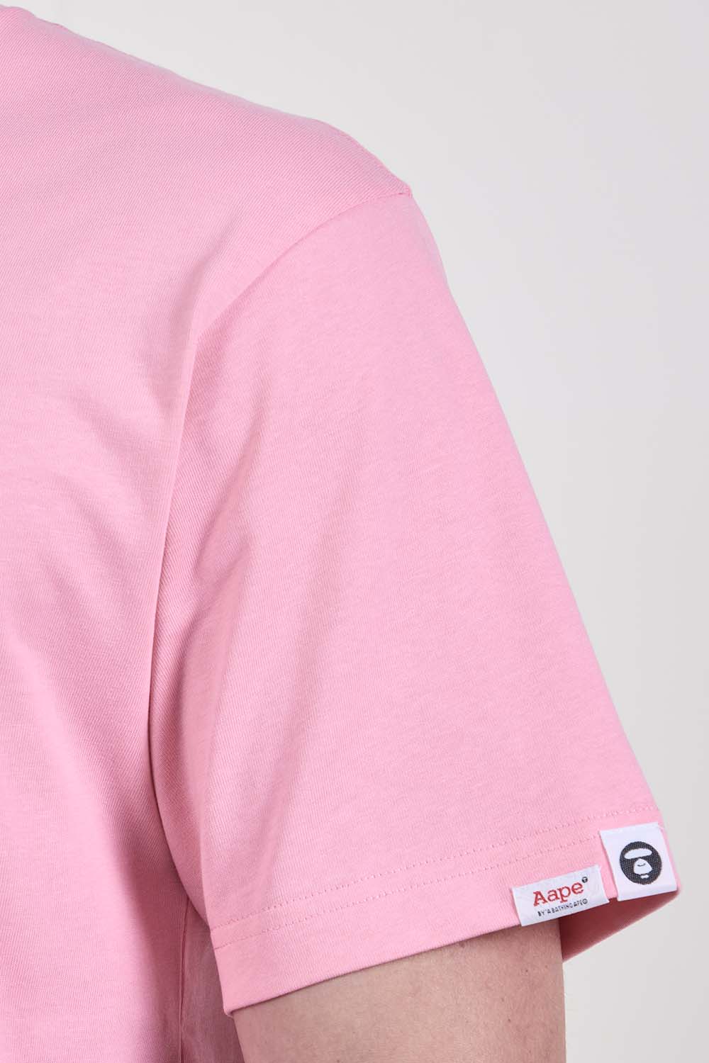 תמונת תקריב דוגמן של חולצת טי בגזרה ישרה