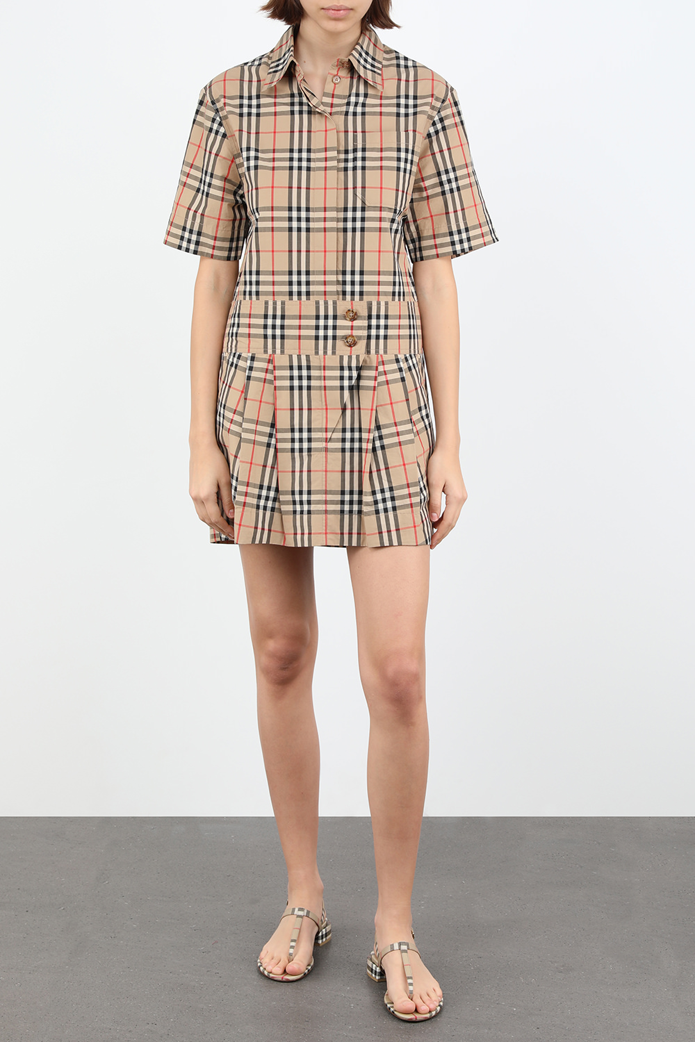 תמונת דוגמן קידמית של סנדלים אודרי עם הדפס משבצות בגווני חום ושחור