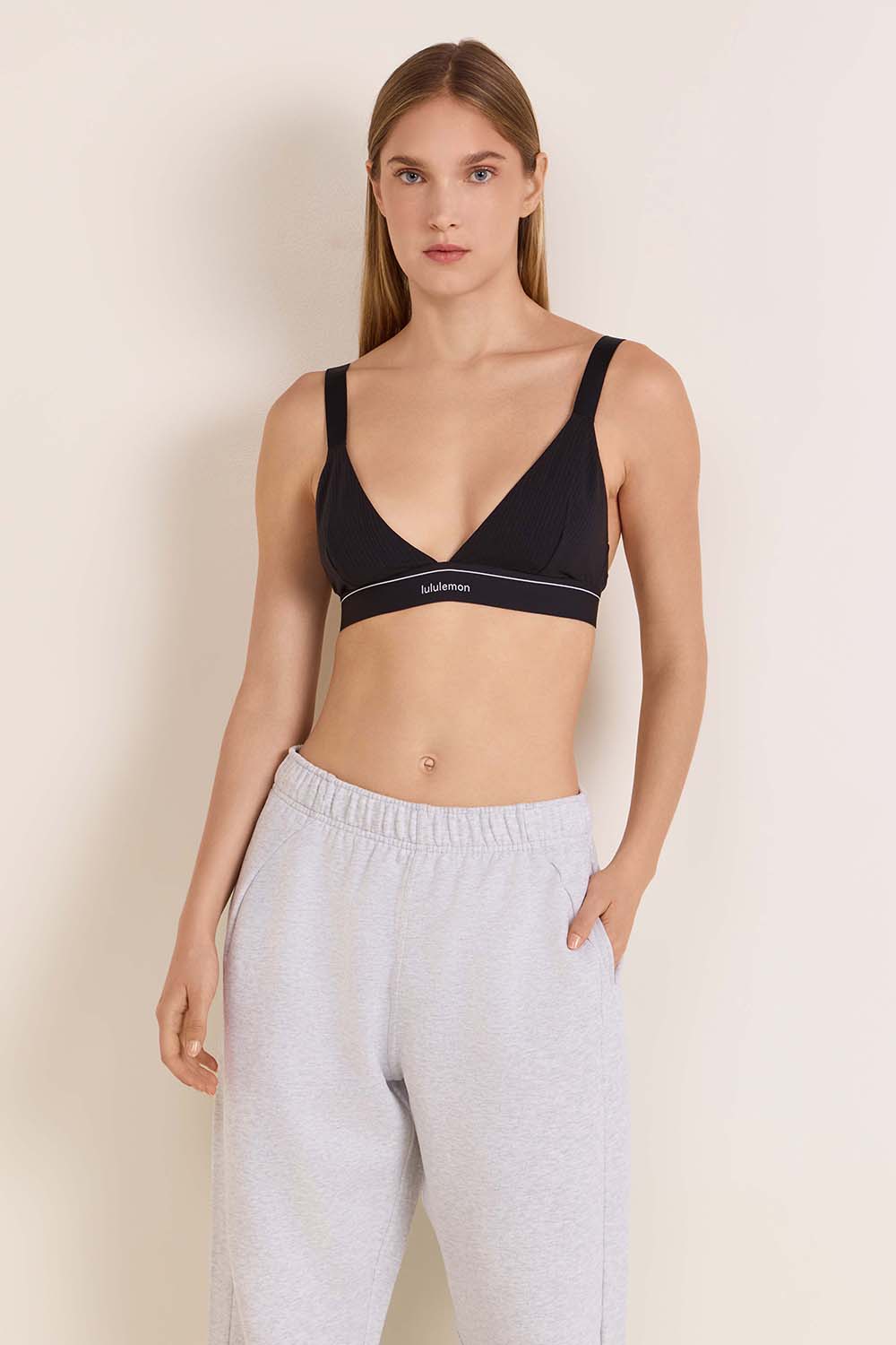 תמונת דוגמן קידמית של Stretch Cotton Ribbed Logo Bralette