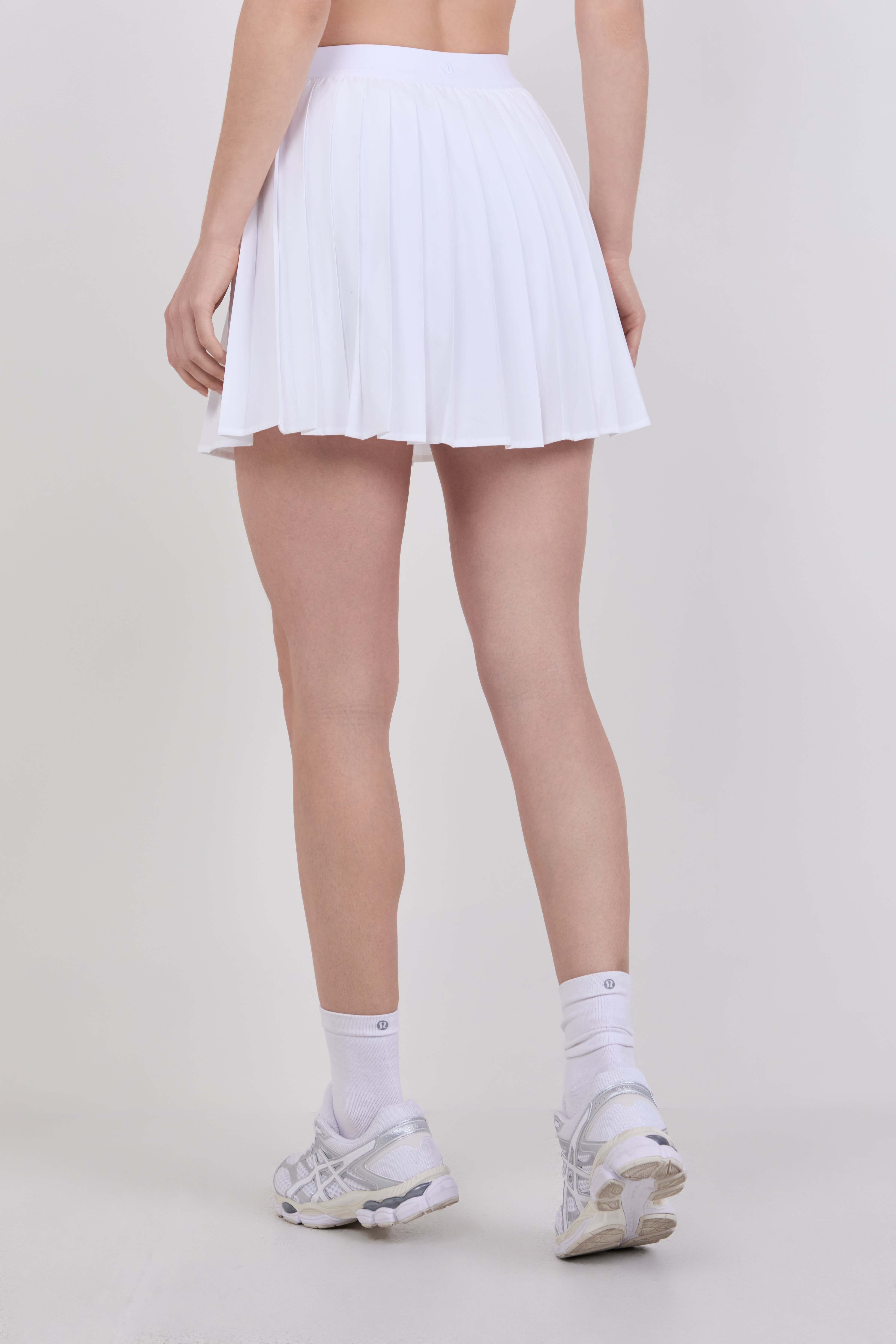 תמונת דוגמן אחורית של High-Rise Pleated Tennis Skirt
