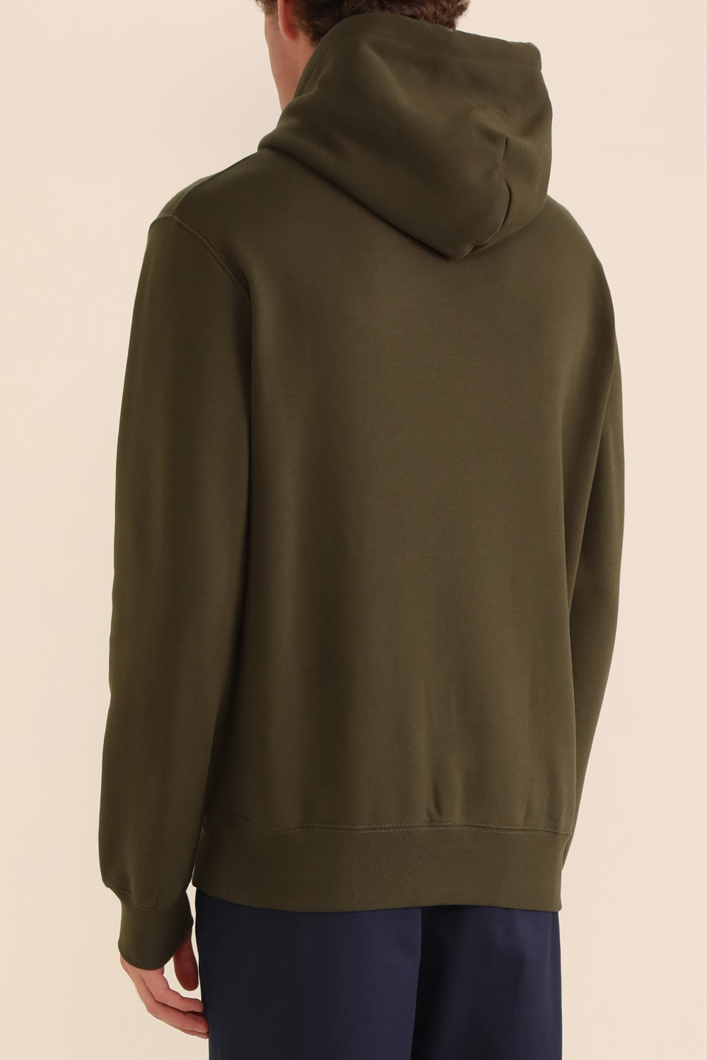 תמונת דוגמן אחורית של סווטשירט קפוצ'ון עם הדפס הדב