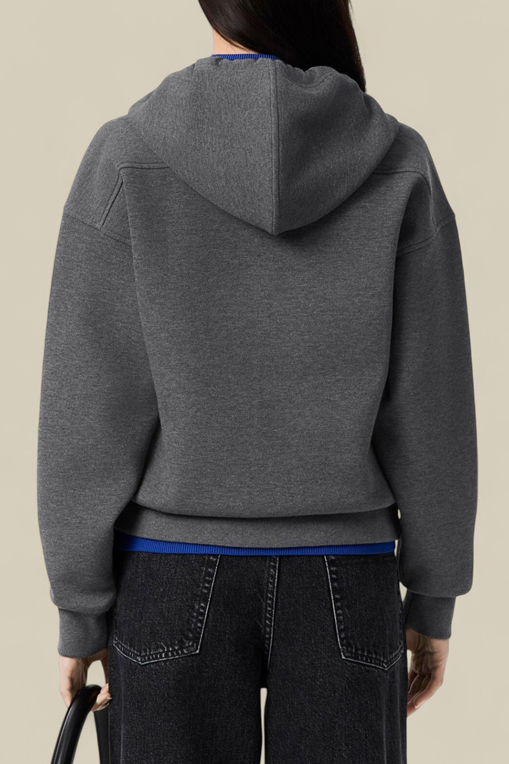 תמונת דוגמן אחורית של סווטשירט קפוצ'ון