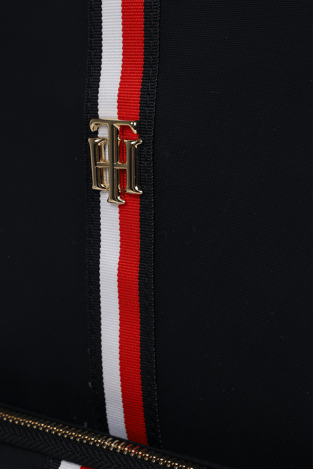 תמונת תקריב של תיג גב כחול עם פרינט פסים ממותג