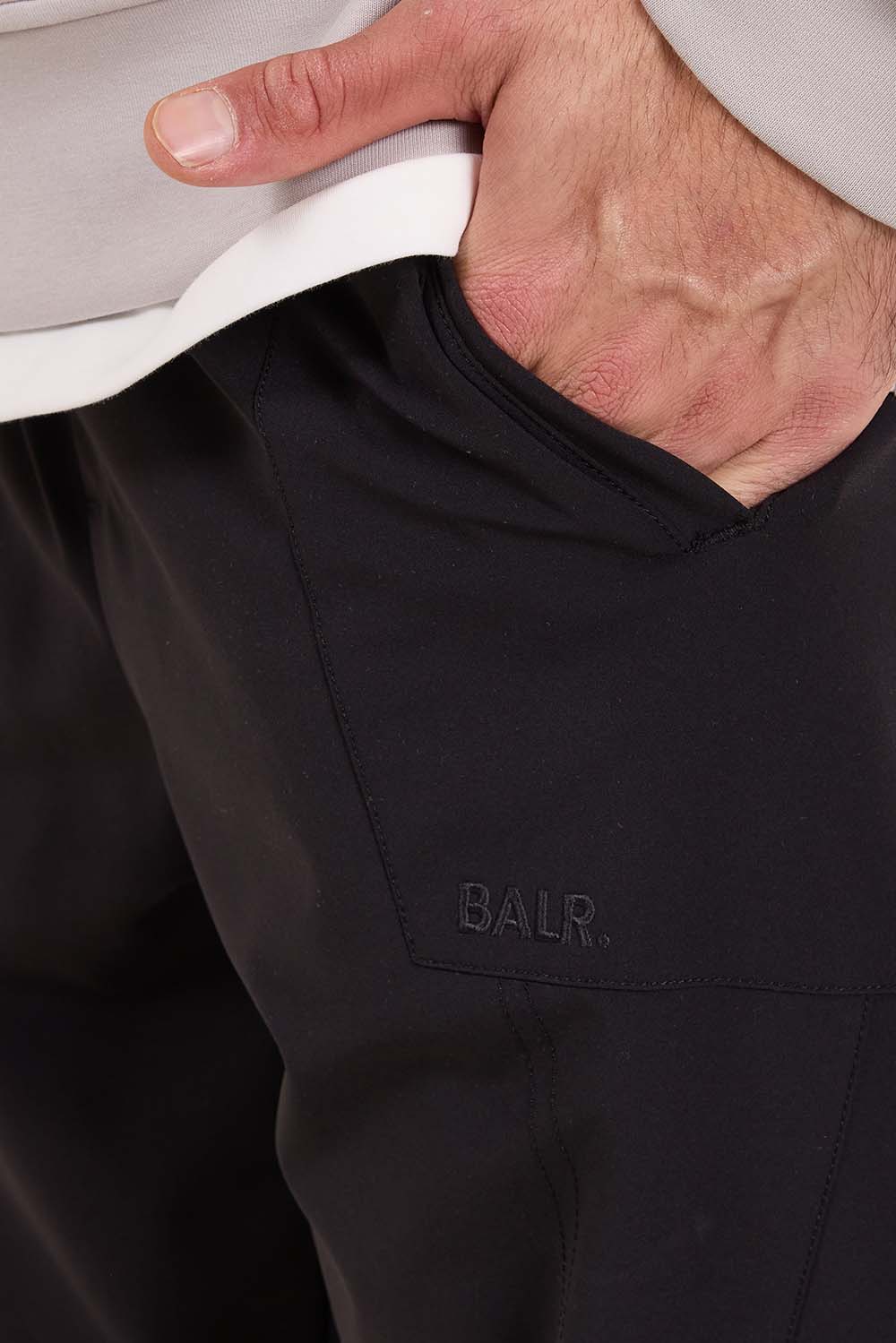 תמונת תקריב דוגמן של מכנסי טרנינג