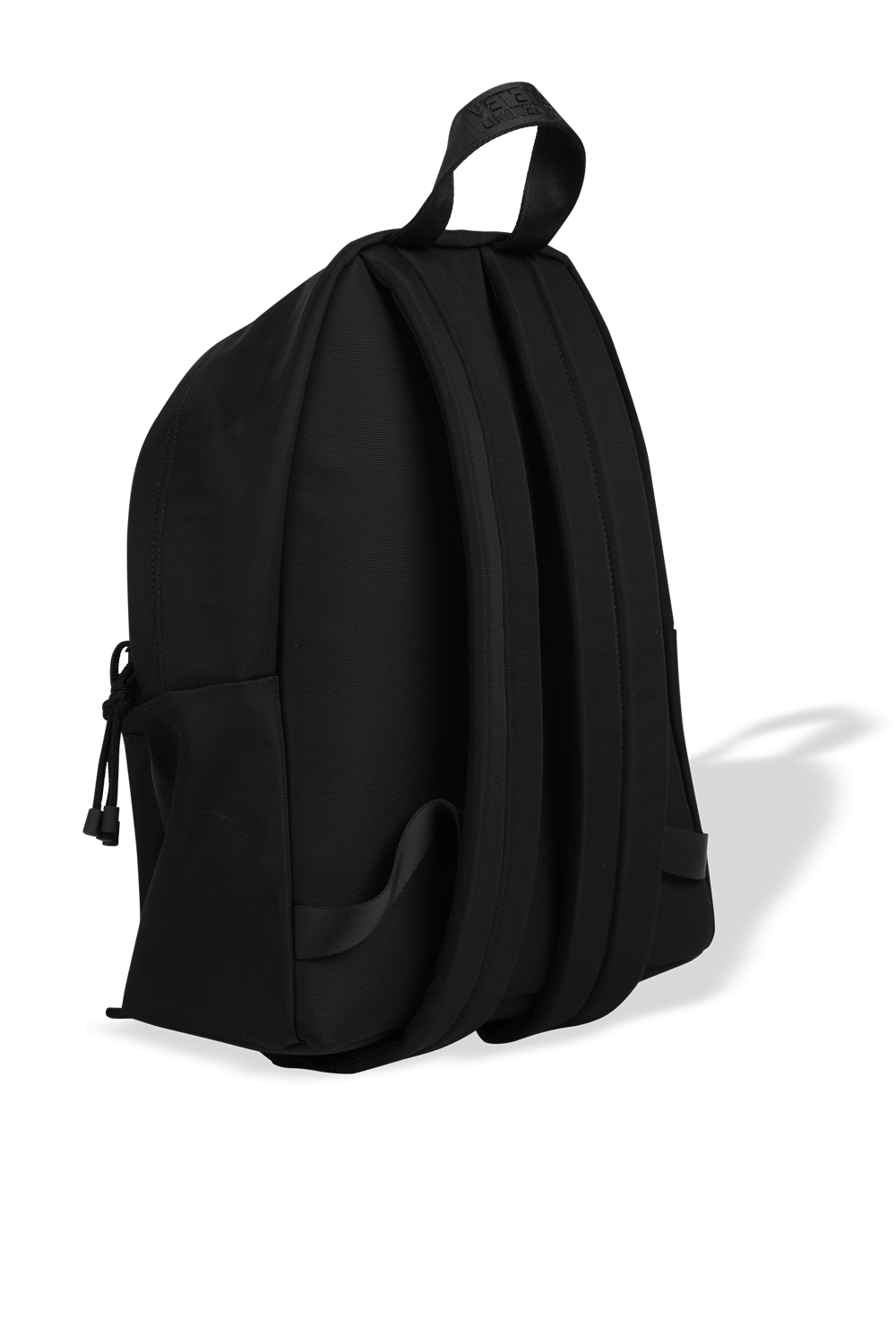 תמונה אחורית של תיק גב קלאסי עם כיתוב ממותג בגוון שחור