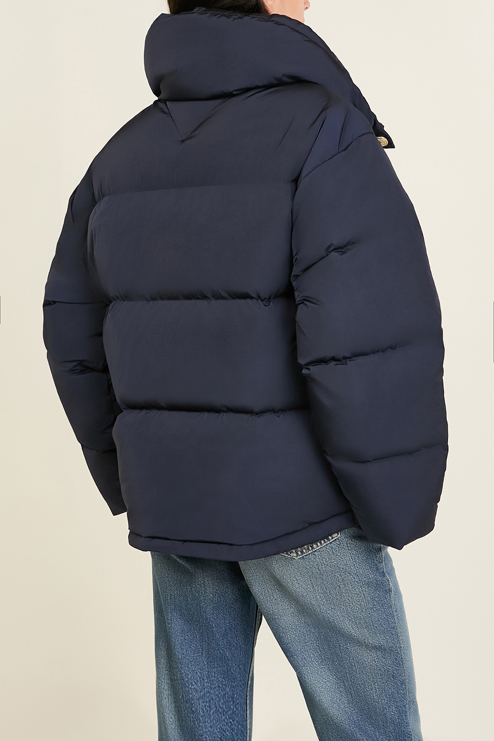 תמונת דוגמן אחורית של מעיל פוך אוברסייז