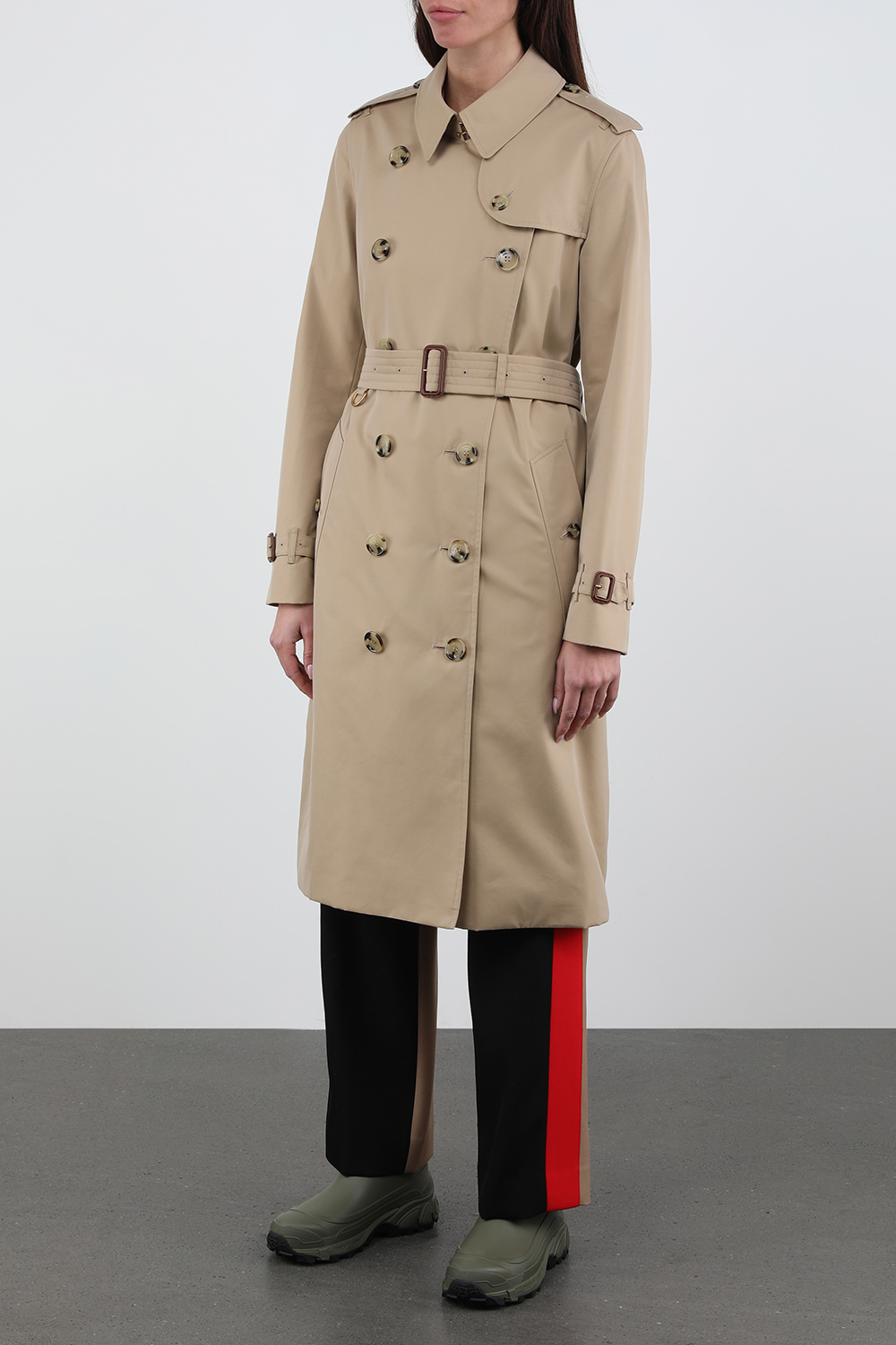 תמונת דוגמן קידמית של מעיל טרנץ' קנסינגטון בגוון בז׳ עם בטנה משובצת