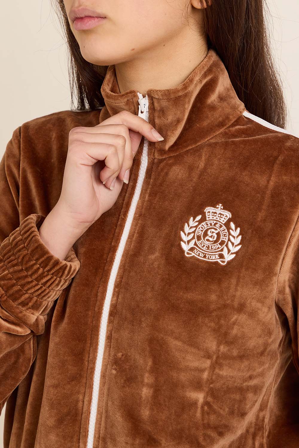 תמונת תקריב דוגמן של סווטשירט קטיפה עם רוכסן