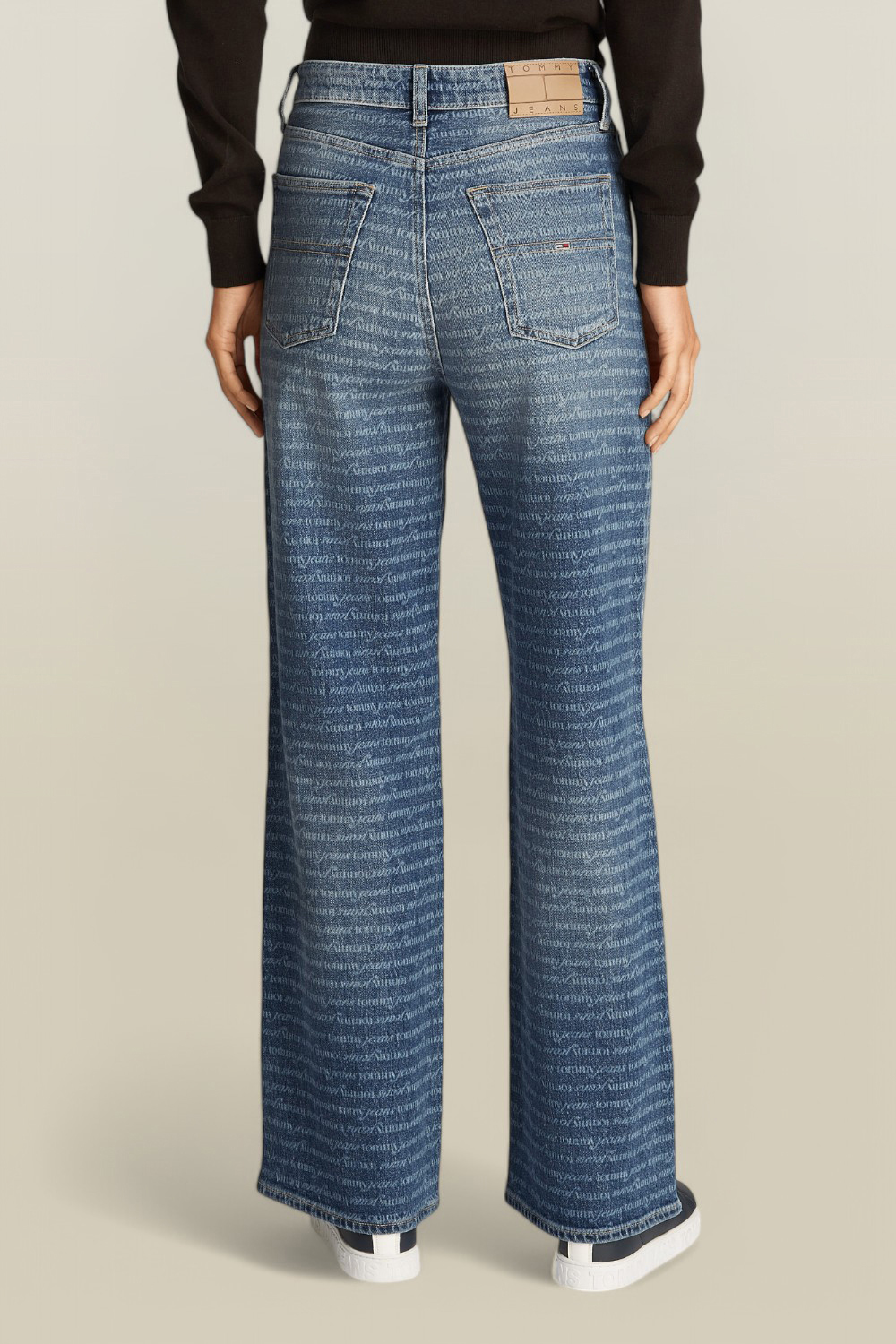 תמונת דוגמן אחורית של מכנסי ג'ינס בגזרה רחבה