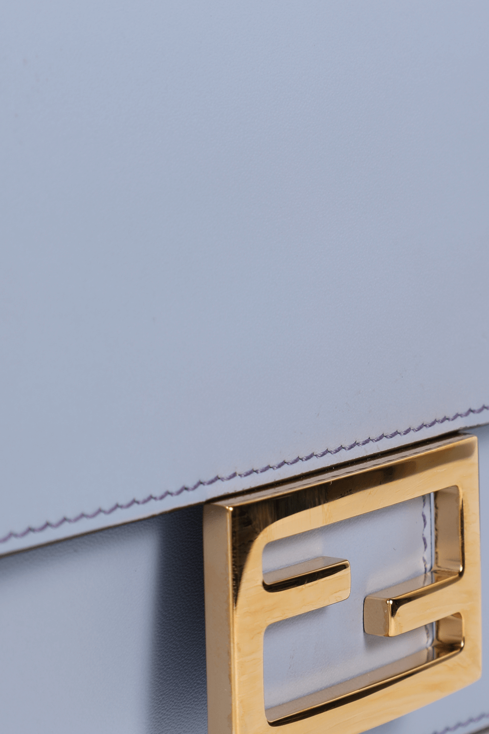 תמונת תקריב של Flat Baguette Bag in Blue Leather