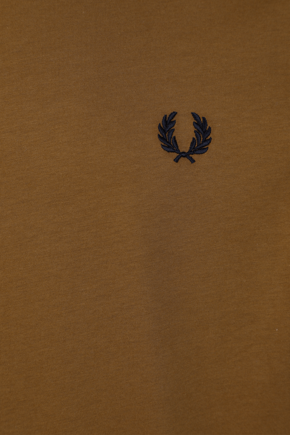 חולצת טי קאמל עם רקמת לוגו רינגר FRED PERRY