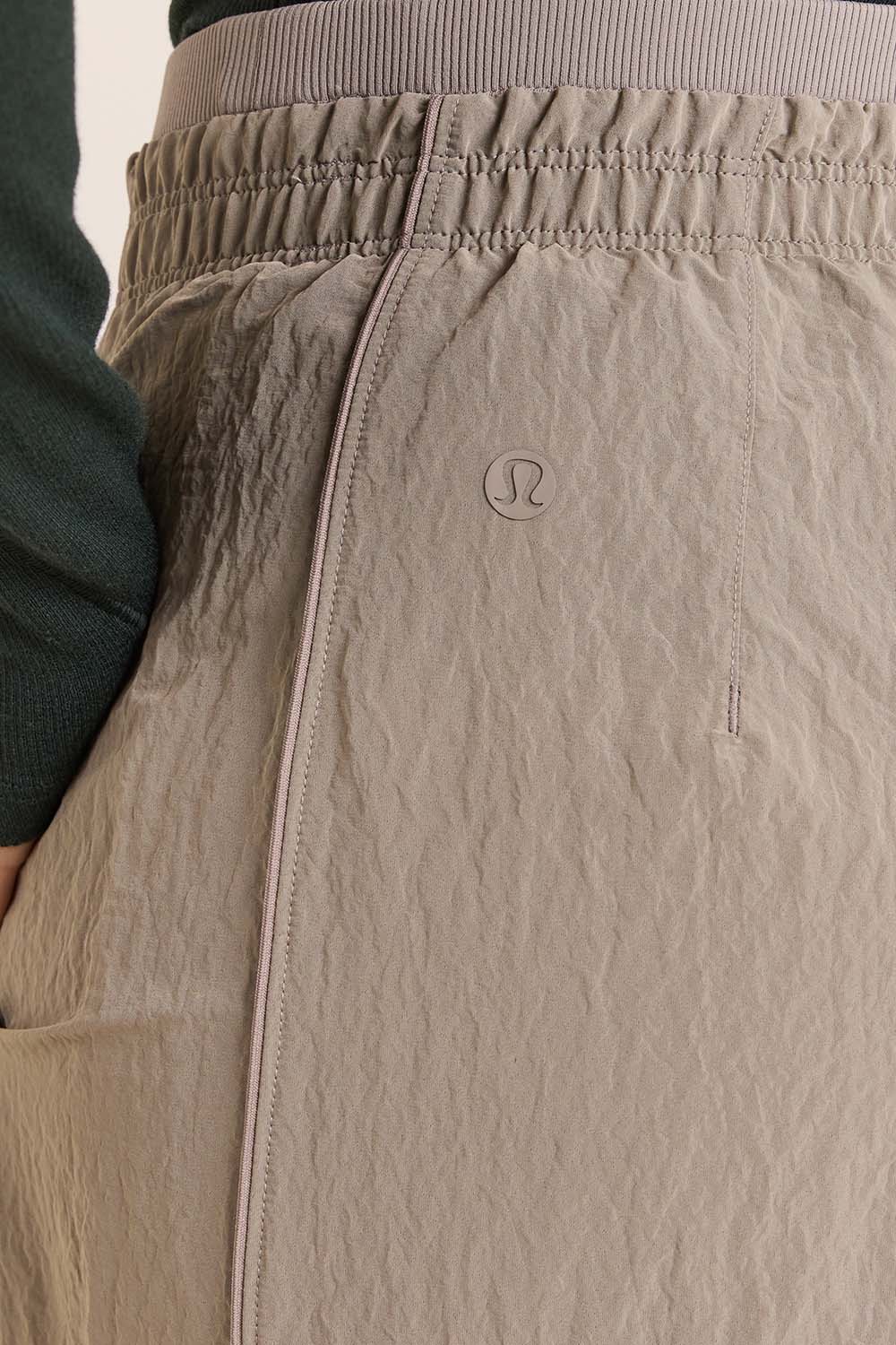 תמונת תקריב דוגמן של Crinkle Nylon Relaxed Parachute Pant