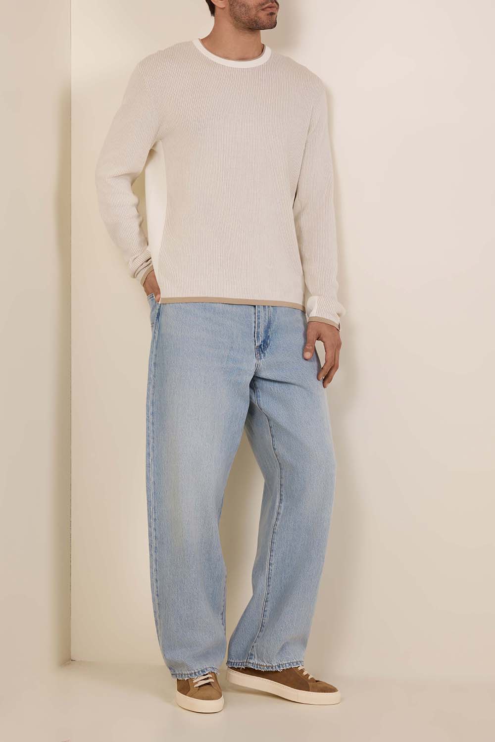 תמונת דוגמן קידמית של נעלי סניקרס