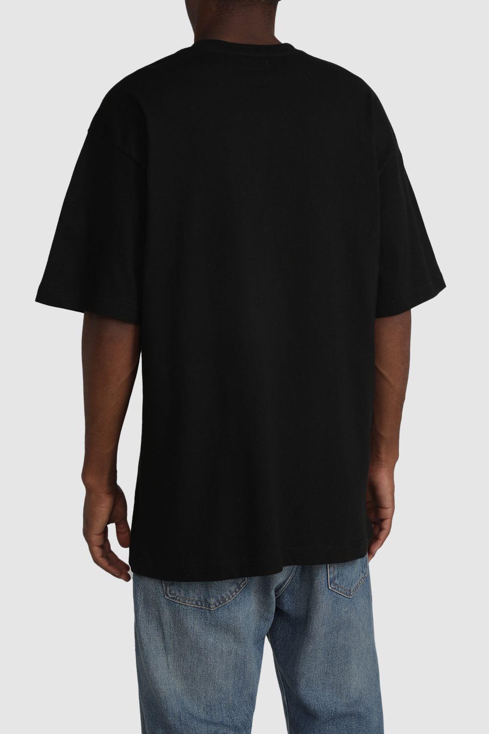 תמונת תקריב דוגמן של חולצת טי \t