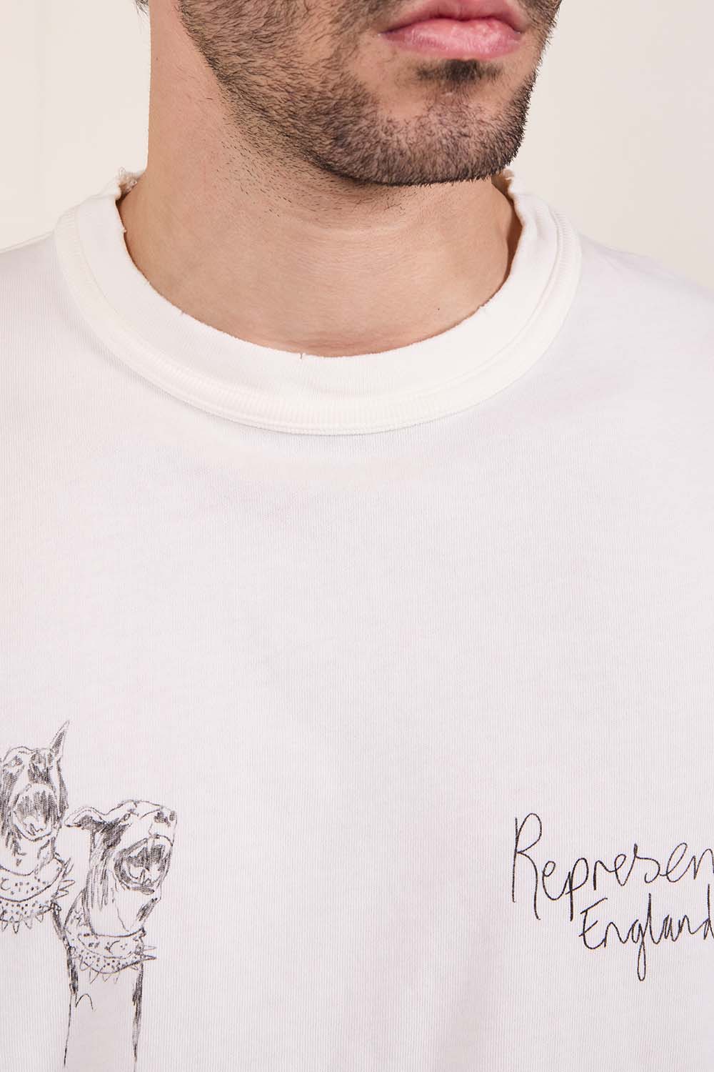 תמונת תקריב דוגמן של חולצת טי מצוירת