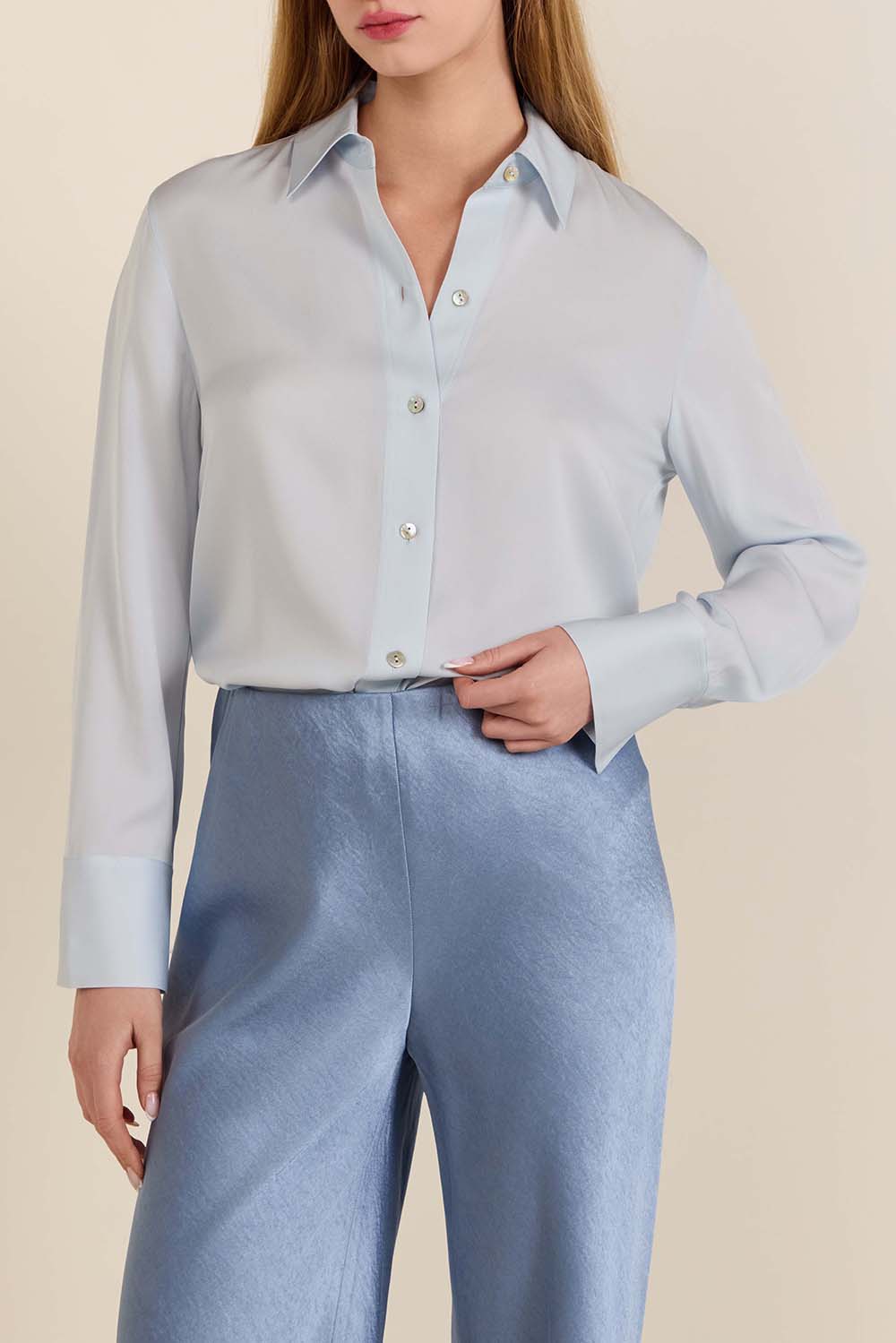 תמונת דוגמן קידמית של חולצה מכופתרת