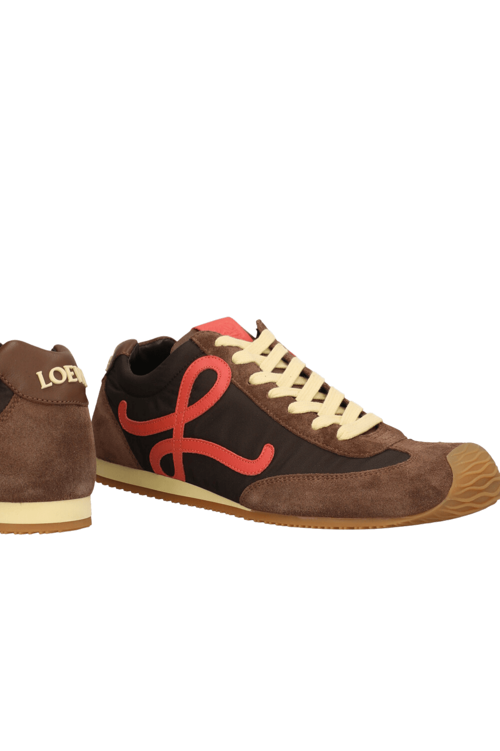 תמונת תקריב של נעלי סניקרס בלט ראנר 2.0