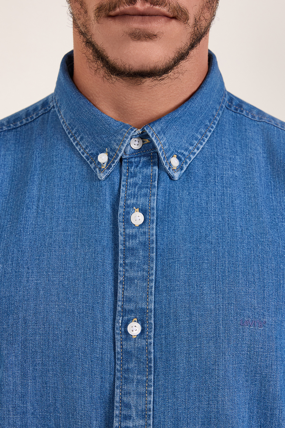 תמונת תקריב דוגמן של חולצת כפתורים ג'ינס