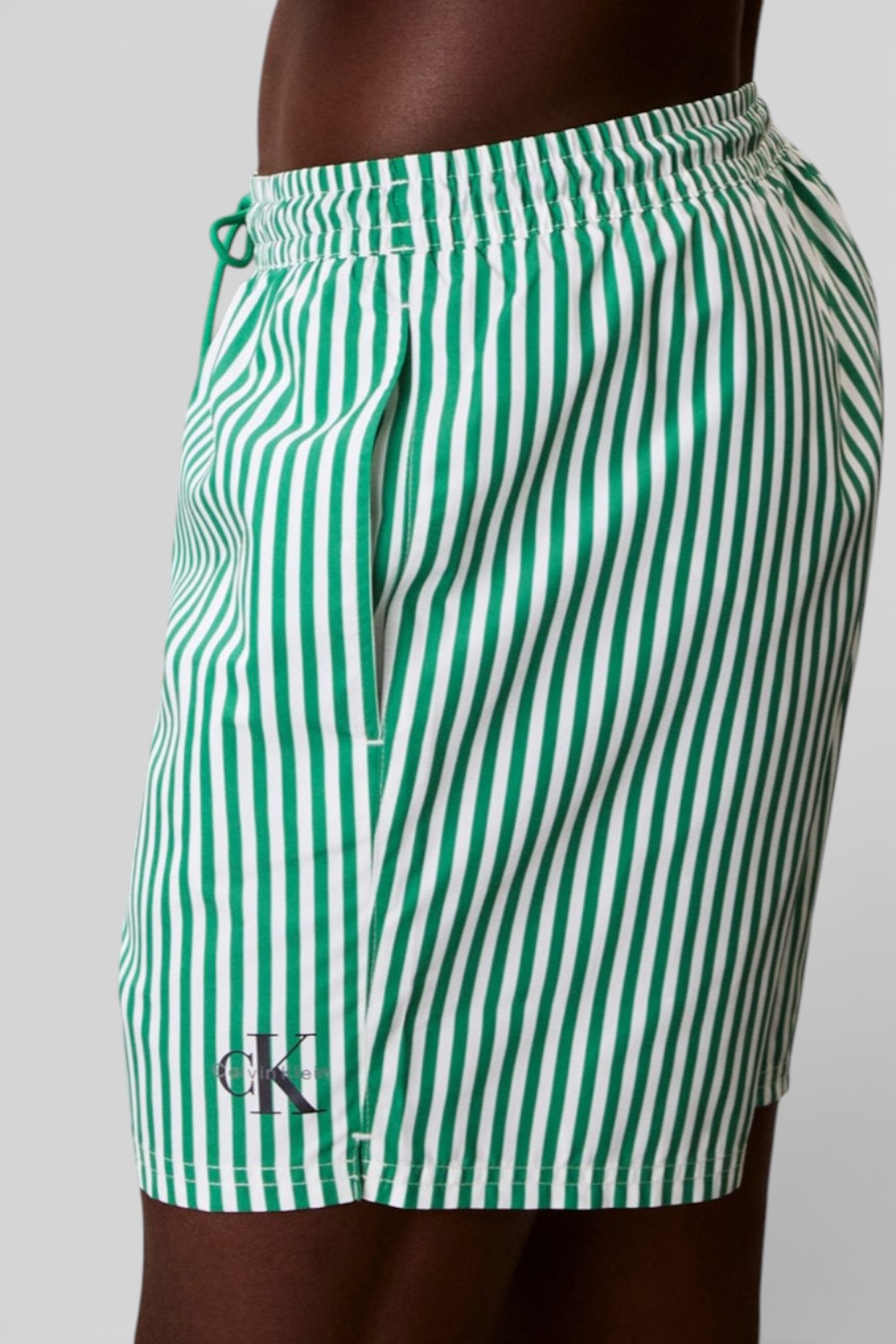 תמונת תקריב דוגמן של מכנסי בגד ים