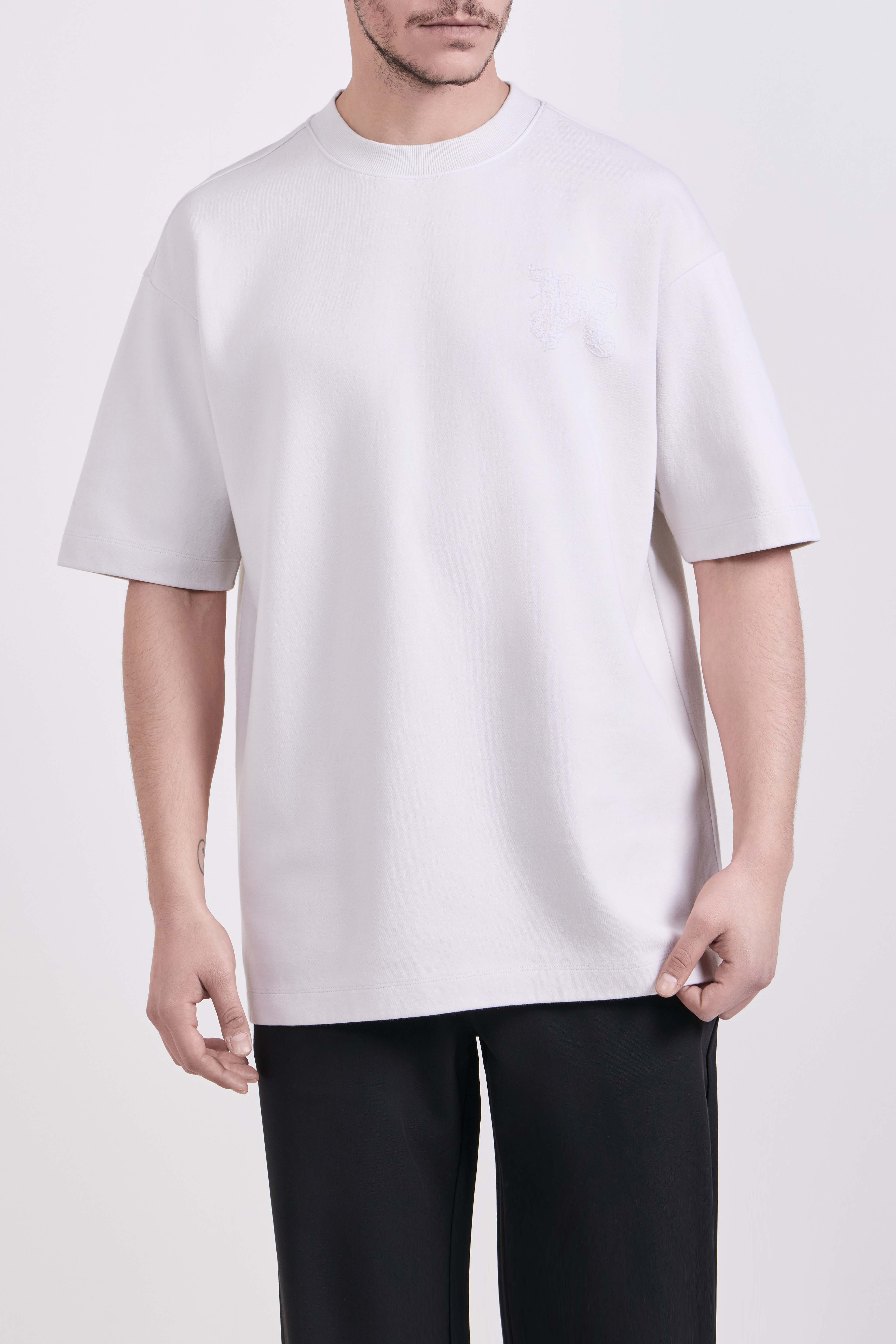 תמונת דוגמן קידמית של חולצת טי אוברסייז