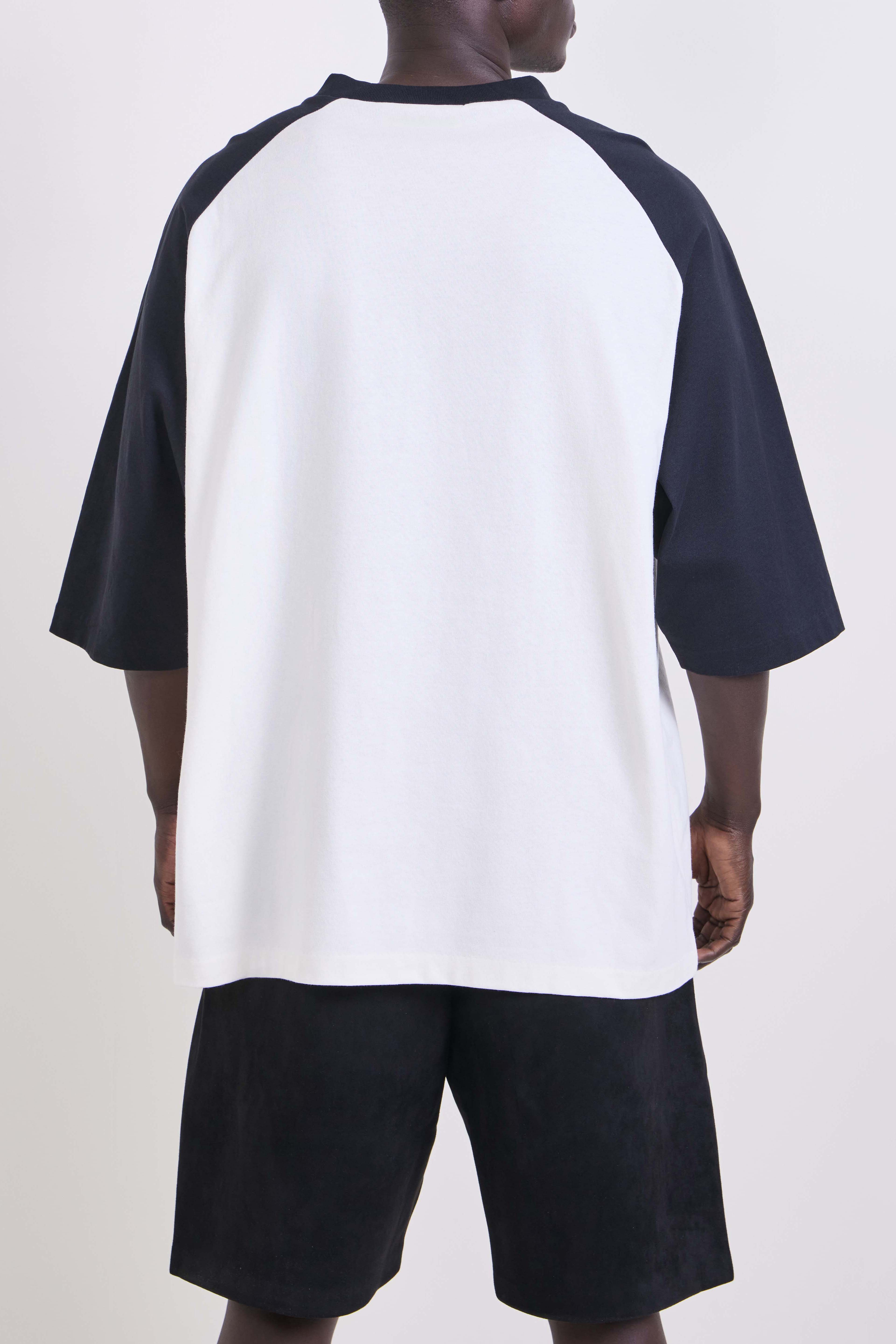 תמונת דוגמן אחורית של חולצת טי בייסבול