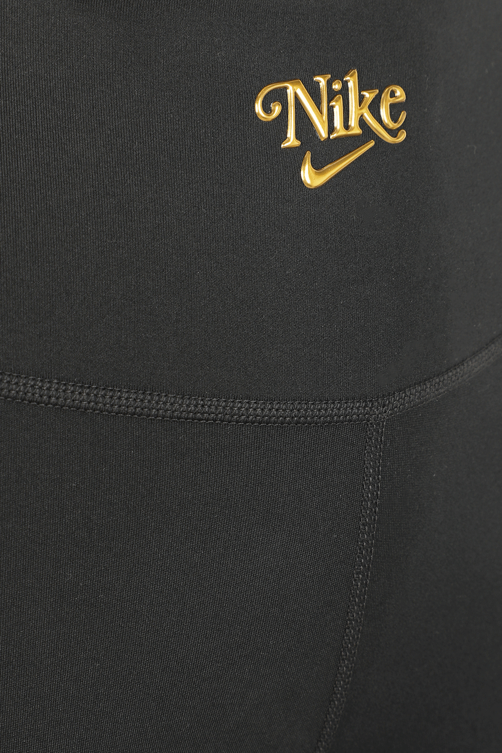 תמונה אחורית של בייקר שורטס וואן פאם עם לוגו מוזהב בגוון שחור