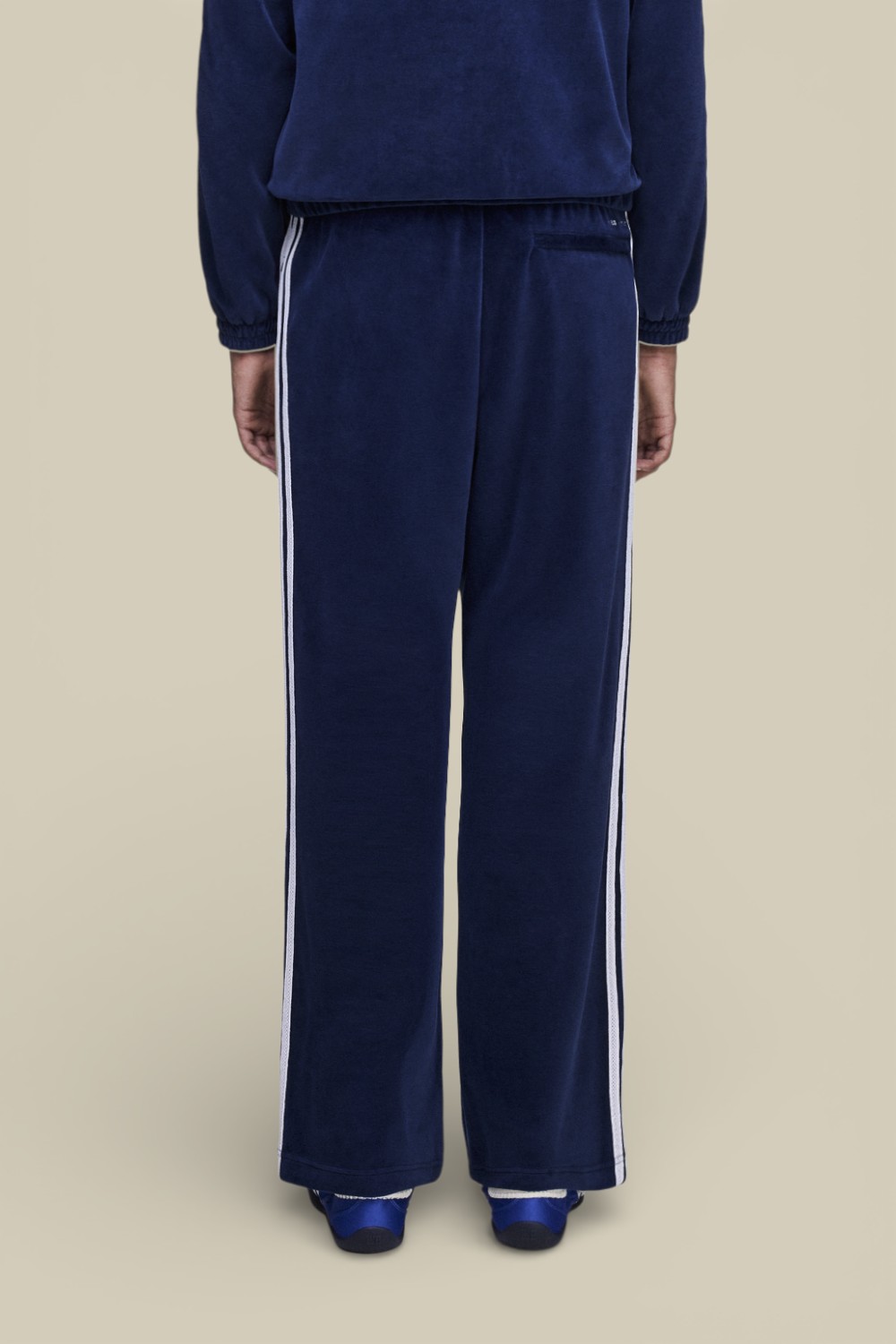 תמונת דוגמן אחורית של מכנסי ג'וגר