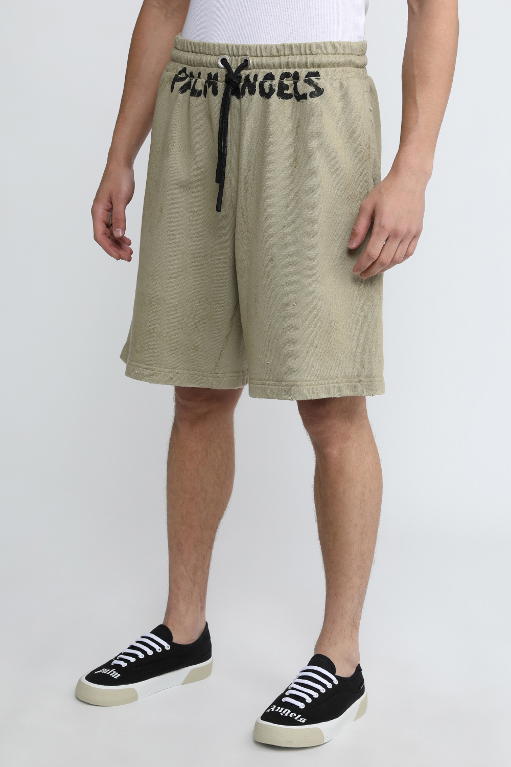 תמונת דוגמן קידמית של מכנסי ג'וג קצרים עם גרפיטי