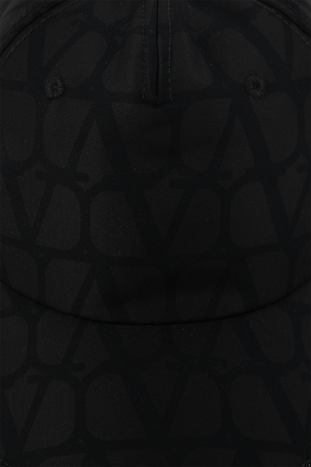 תמונת תקריב של כובע בייסבול