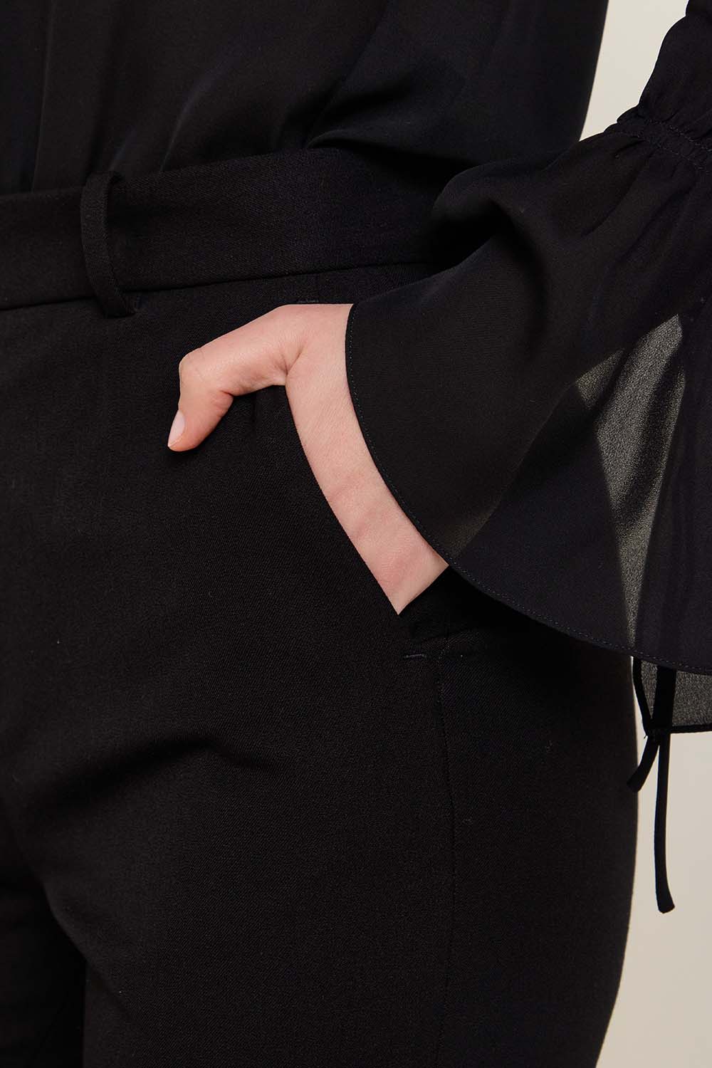 תמונת תקריב דוגמן של מכנסיים מחויטים