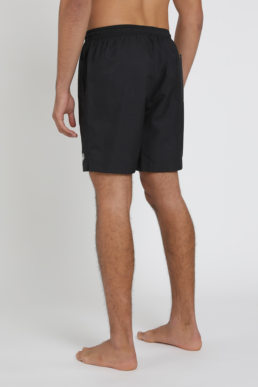 תמונת דוגמן אחורית של מכנסי בגד ים קצרים