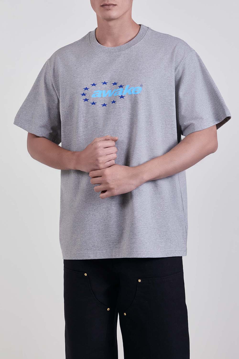 תמונת דוגמן קידמית של חולצת טי בגזרה ישרה