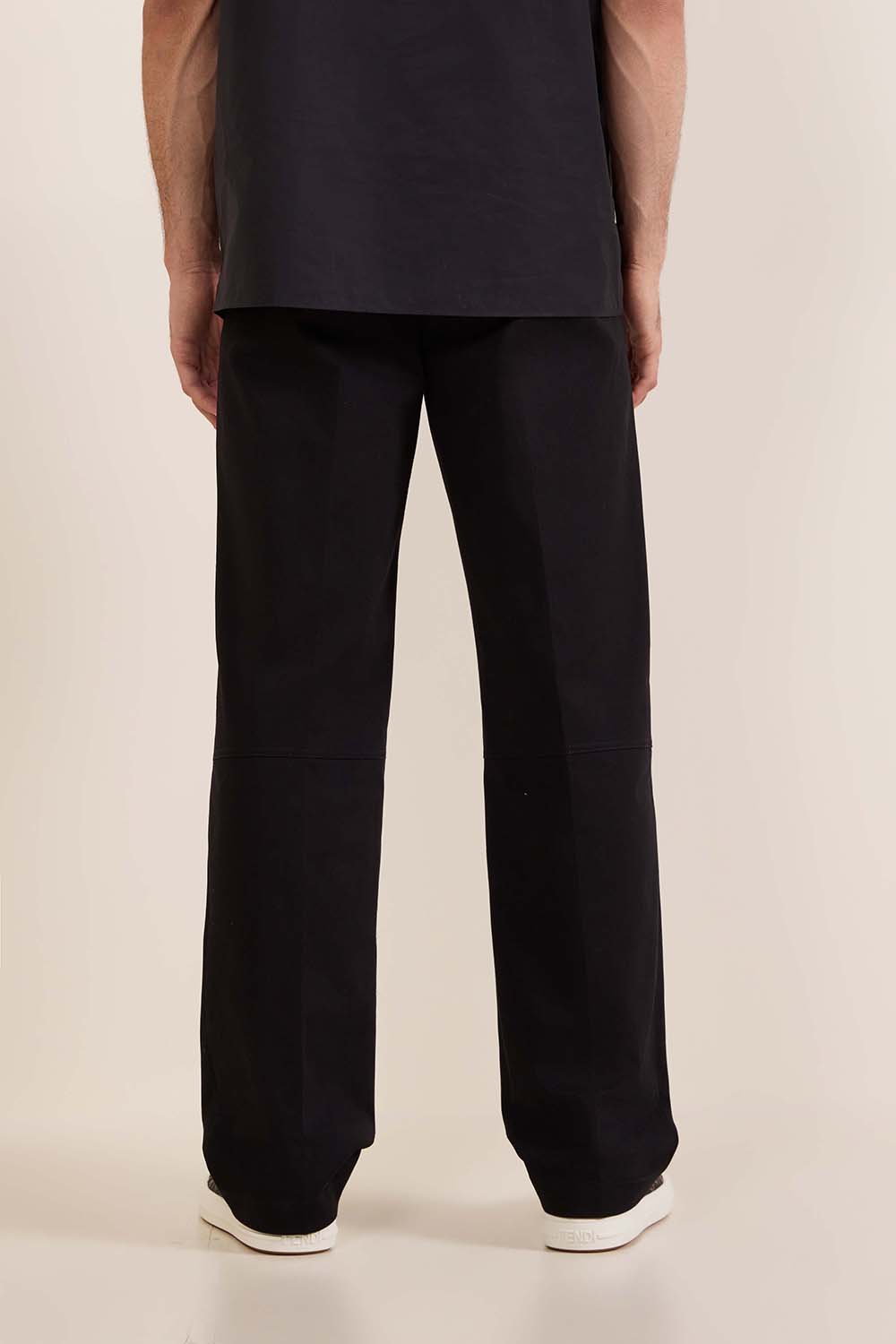 תמונת דוגמן אחורית של מכנסיים ארוכים