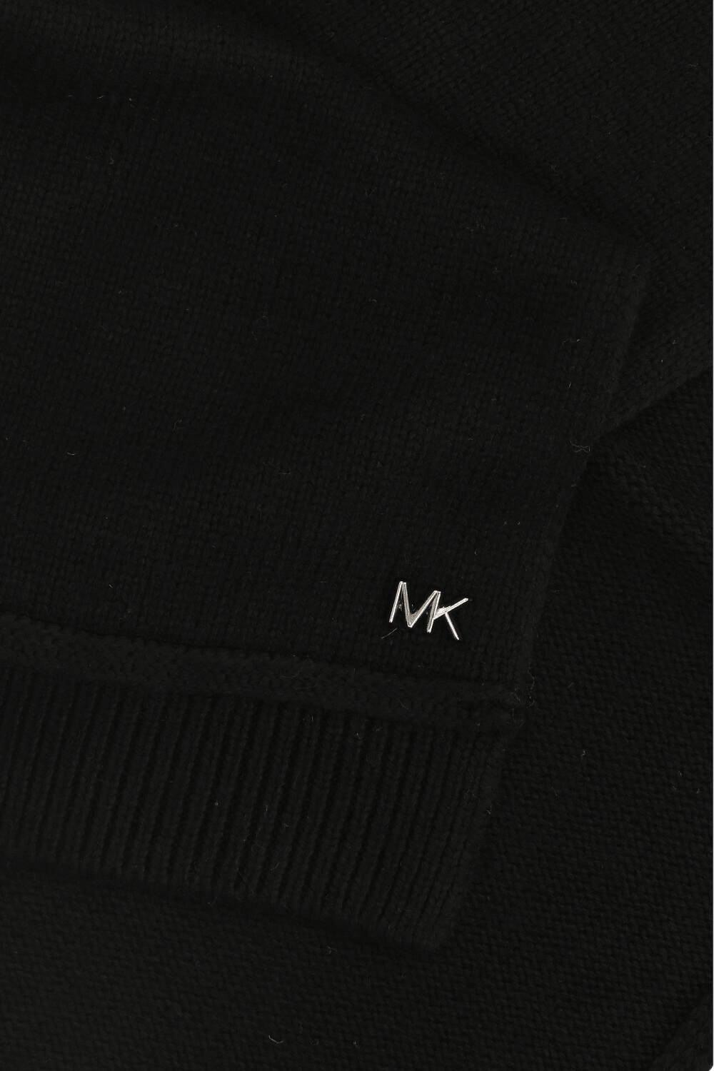 תמונה אחורית של צעיף סרוג