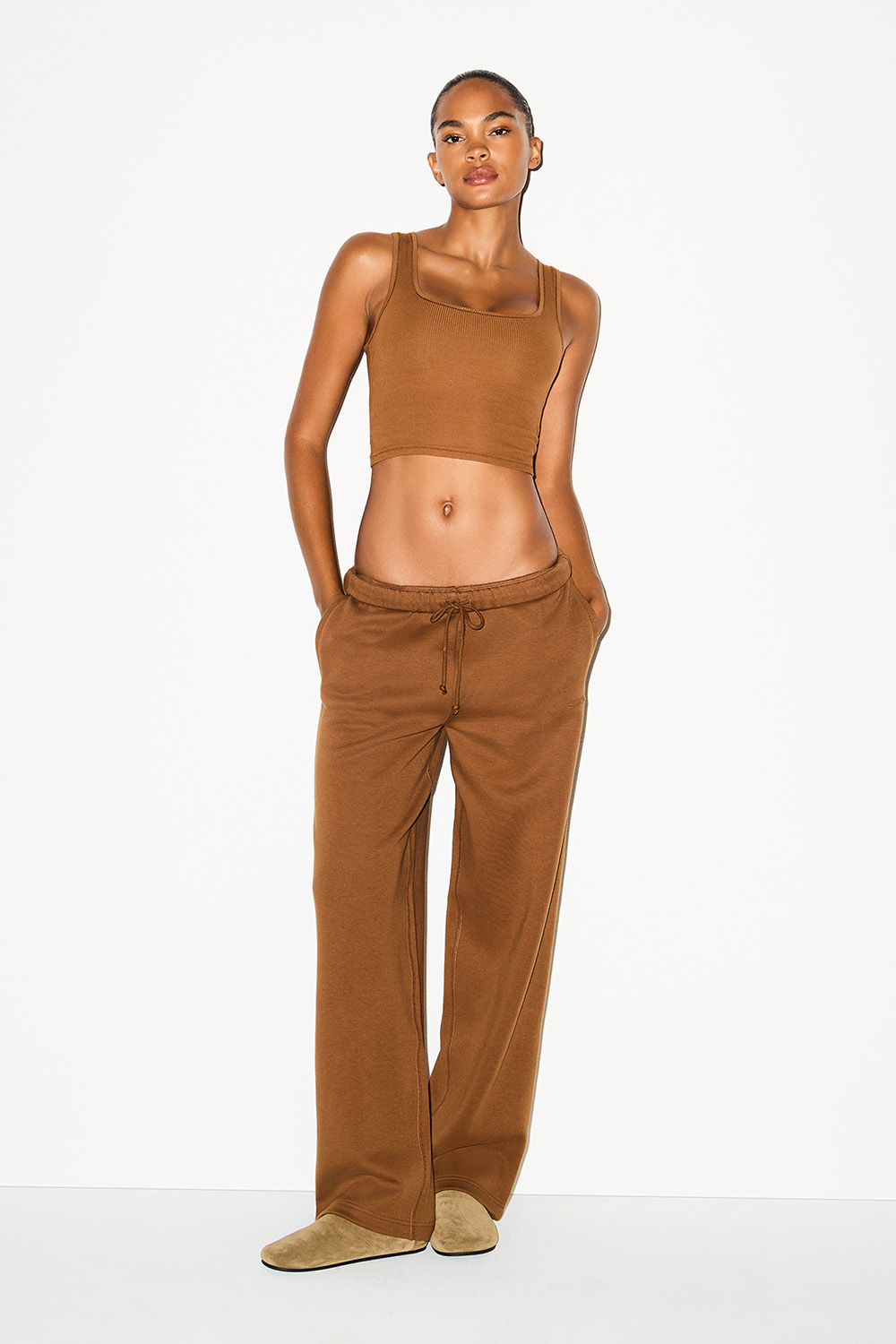תמונת דוגמן קידמית של CLASSIC STRAIGHT LEG PANT