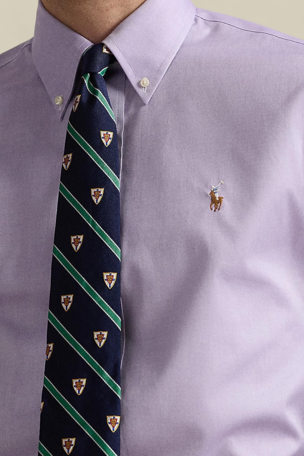 תמונת תקריב דוגמן של חולצות כפתורים ארוכה