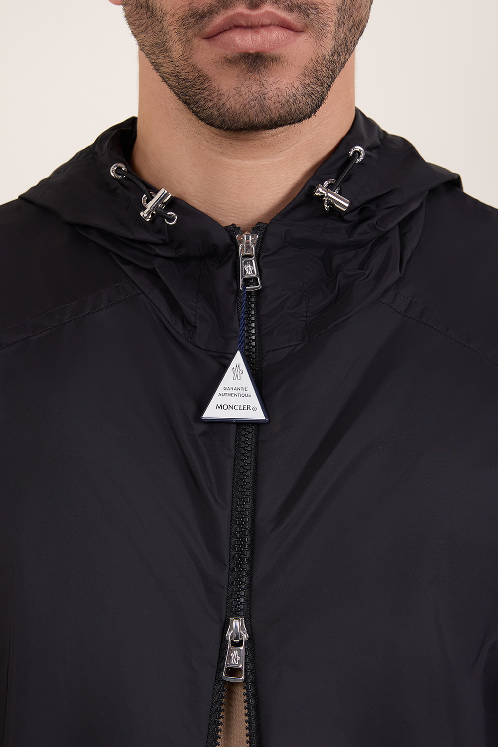 תמונת תקריב דוגמן של מעיל גשם