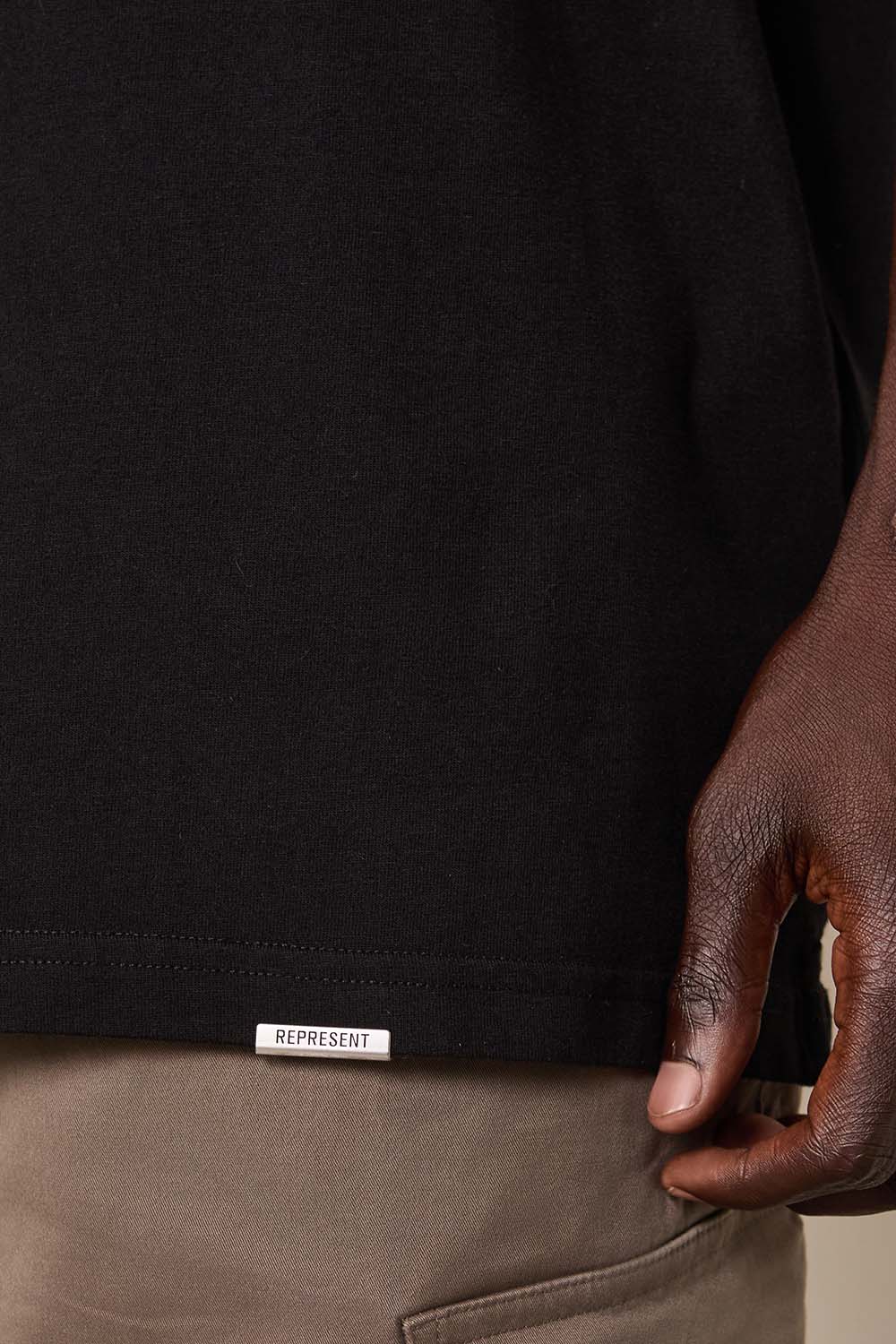 תמונת דוגמן אחורית של חולצת טי אוברסייז