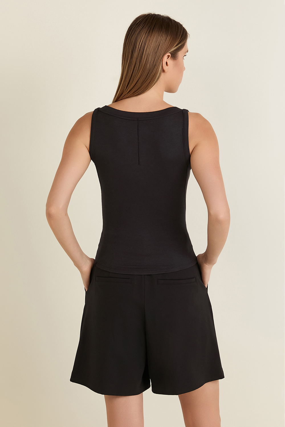 תמונת דוגמן אחורית של Hold Tight Henley Tank