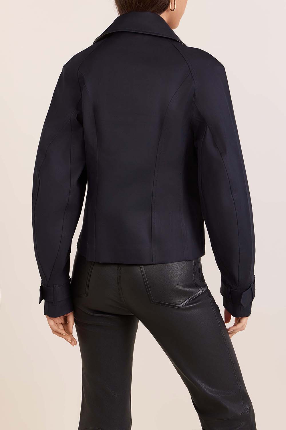 תמונת דוגמן אחורית של מעיל טרנץ' קרופ