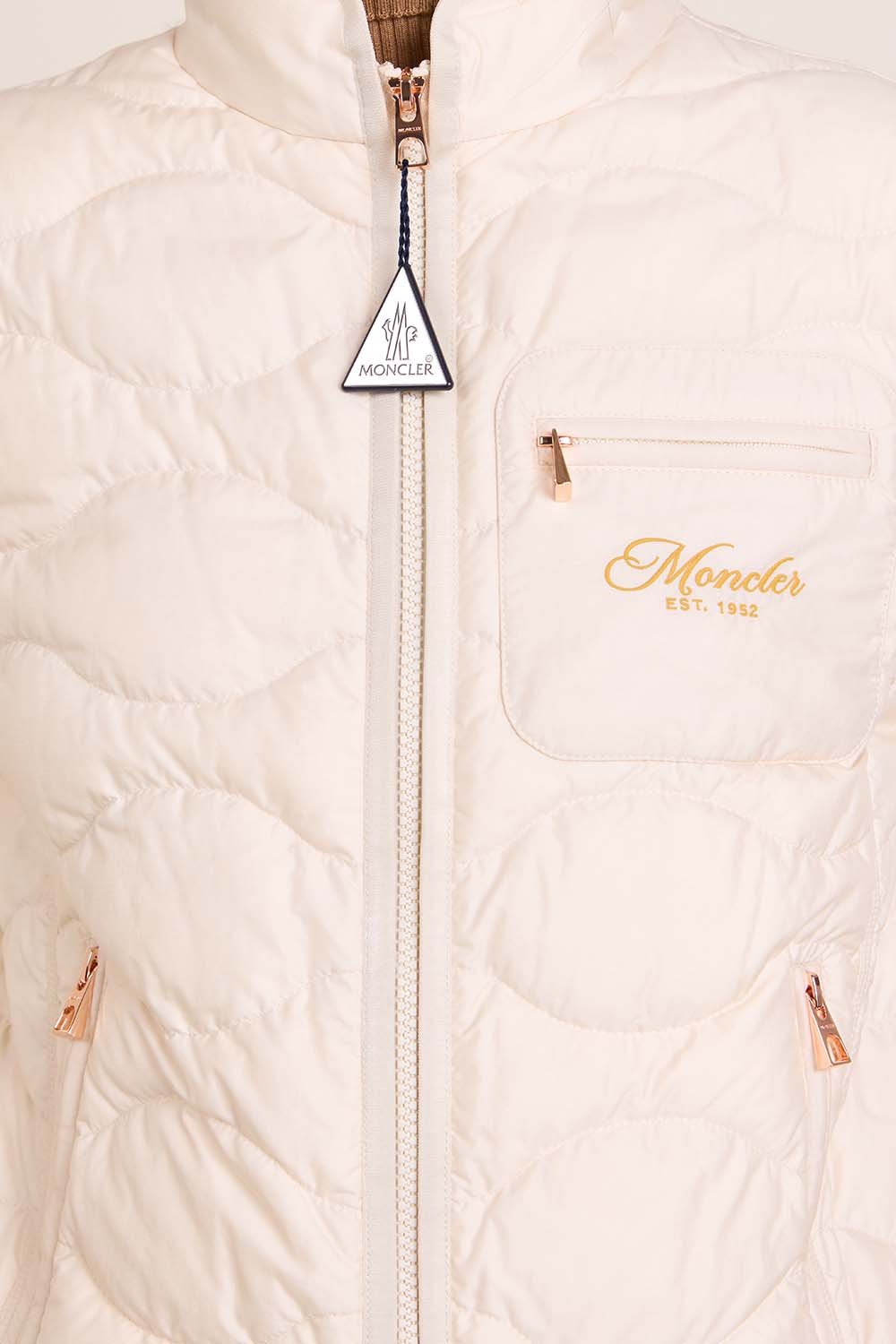 תמונת תקריב דוגמן של ז'קט פוך קצר