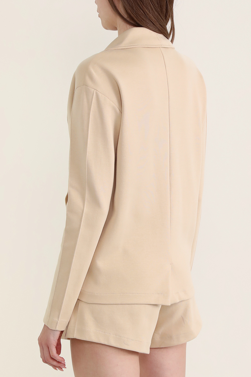 תמונת דוגמן אחורית של בלייזר טי 7 מבדים ממוחזרים